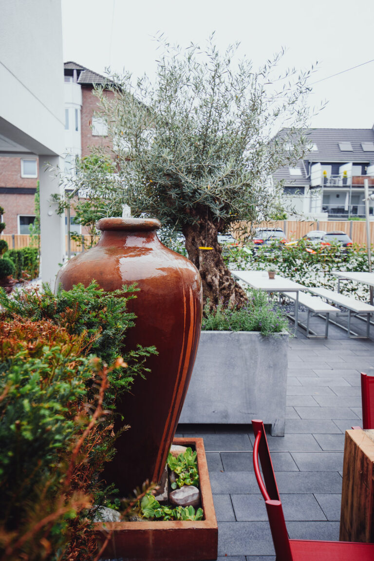 Mastering the First Impression: Your intriguing post title goes here Biergarten Low 1468 768x1151